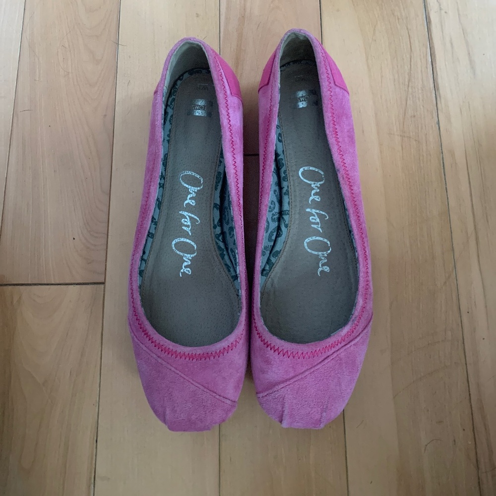 TOMS size 9 pink suede ballet flats